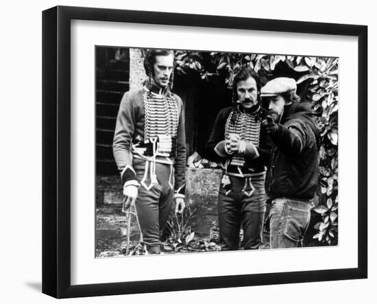 Keith Carradine, Harvey Keitel and le realisateur Ridley Scott sur le tounage du film Les Duelliste-null-Framed Photo
