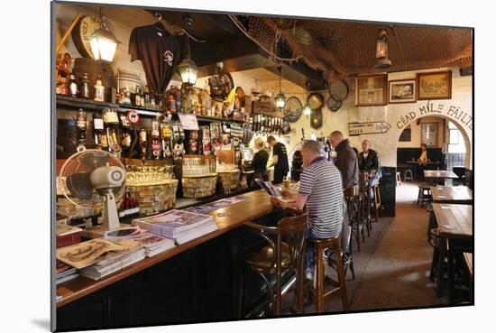 Kellys Cellars Pub, Belfast, Northern Ireland, 2010-Peter Thompson-Mounted Photographic Print