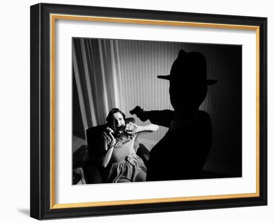 Killer Pointing the Gun at a Terrified Woman-stokkete-Framed Photographic Print