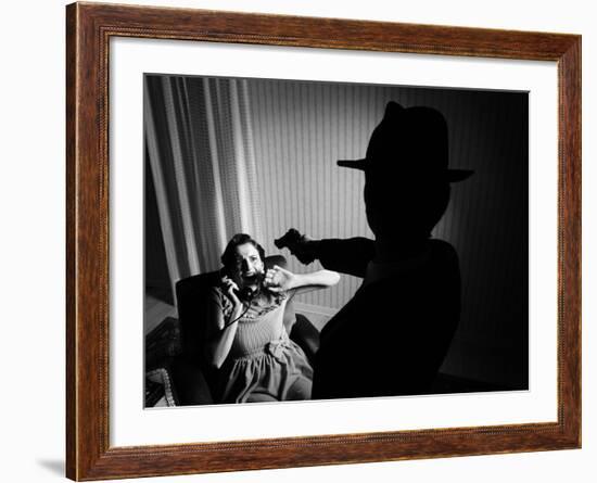 Killer Pointing the Gun at a Terrified Woman-stokkete-Framed Photographic Print