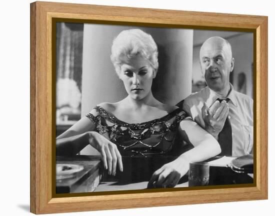 Kim Novak and le realisateur Otto Preminger sur le tournage du film L'Homme au bras d'or THE MAN WI-null-Framed Stretched Canvas