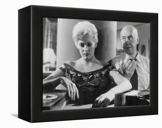 Kim Novak and le realisateur Otto Preminger sur le tournage du film L'Homme au bras d'or THE MAN WI-null-Framed Stretched Canvas