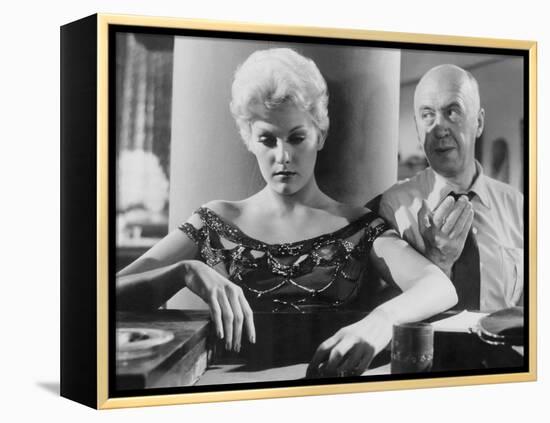 Kim Novak and le realisateur Otto Preminger sur le tournage du film L'Homme au bras d'or THE MAN WI-null-Framed Stretched Canvas