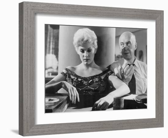 Kim Novak and le realisateur Otto Preminger sur le tournage du film L'Homme au bras d'or THE MAN WI-null-Framed Photo