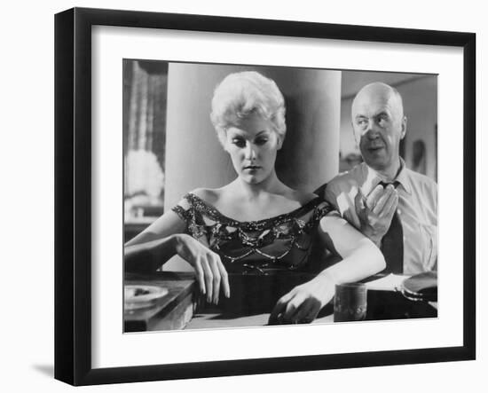 Kim Novak and le realisateur Otto Preminger sur le tournage du film L'Homme au bras d'or THE MAN WI-null-Framed Photo