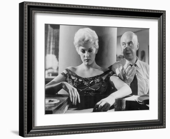 Kim Novak and le realisateur Otto Preminger sur le tournage du film L'Homme au bras d'or THE MAN WI-null-Framed Photo