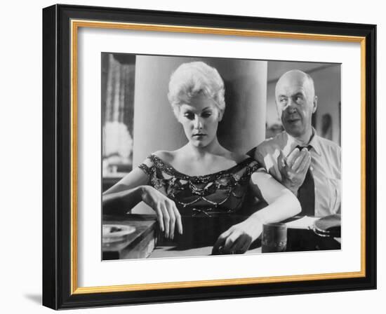 Kim Novak and le realisateur Otto Preminger sur le tournage du film L'Homme au bras d'or THE MAN WI-null-Framed Photo