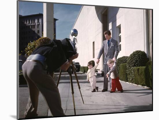 KIRK DOUGLAS and ses deux premiers fils ; ? gauche Joel, ? droite Michael.U.S.A. LOS ANGELES, 1949 -null-Mounted Photo