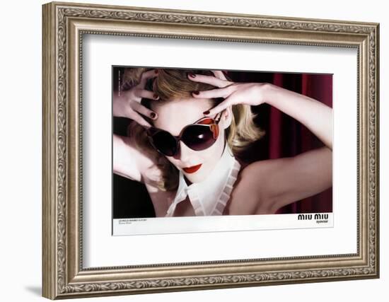 Kirsten Dunst Dans Une Publicite Pour Les Lunettes Miu Miu a Los Angeles En Novembre 2007-null-Framed Photo