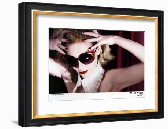 Kirsten Dunst Dans Une Publicite Pour Les Lunettes Miu Miu a Los Angeles En Novembre 2007-null-Framed Photo