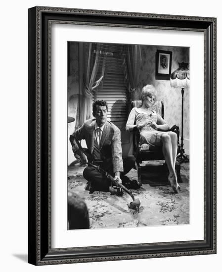 KISS ME STUPID, 1964 directed by BIILY WILDER Dean Martin and Kim Novak (b/w photo)-null-Framed Photo