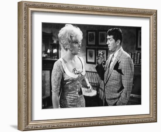 KISS ME STUPID, 1964 directed by BIILY WILDER Kim Novak and Dean Martin (b/w photo)-null-Framed Photo