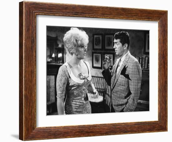 KISS ME STUPID, 1964 directed by BIILY WILDER Kim Novak and Dean Martin (b/w photo)-null-Framed Photo