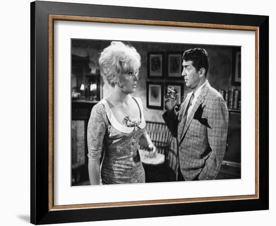 KISS ME STUPID, 1964 directed by BIILY WILDER Kim Novak and Dean Martin (b/w photo)-null-Framed Photo