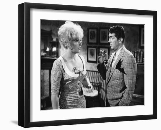 KISS ME STUPID, 1964 directed by BIILY WILDER Kim Novak and Dean Martin (b/w photo)-null-Framed Photo
