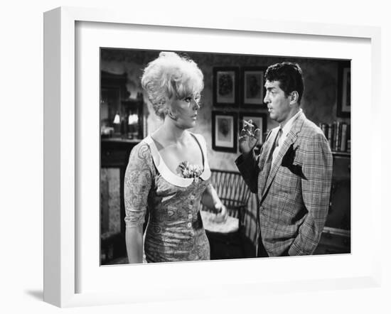 KISS ME STUPID, 1964 directed by BIILY WILDER Kim Novak and Dean Martin (b/w photo)-null-Framed Photo