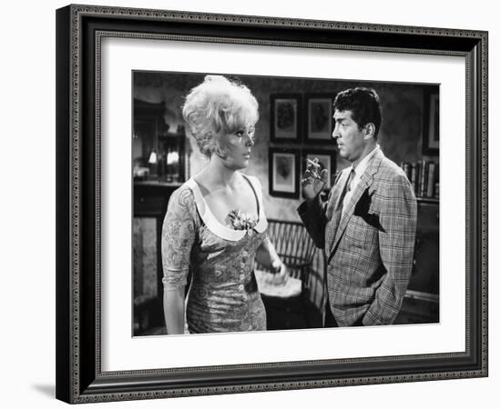 KISS ME STUPID, 1964 directed by BIILY WILDER Kim Novak and Dean Martin (b/w photo)-null-Framed Photo