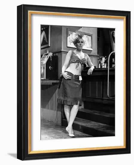 KISS ME STUPID, 1964 directed by BIILY WILDER Kim Novak (b/w photo)-null-Framed Photo