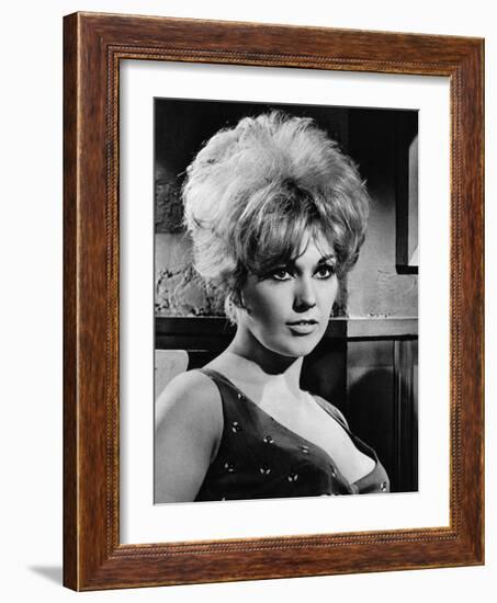 KISS ME STUPID, 1964 directed by BIILY WILDER Kim Novak (b/w photo)-null-Framed Photo