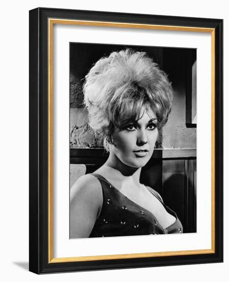 KISS ME STUPID, 1964 directed by BIILY WILDER Kim Novak (b/w photo)-null-Framed Photo