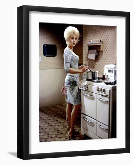 KISS ME STUPID, 1964 directed by BIILY WILDER Kim Novak (photo)-null-Framed Photo