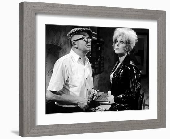 KISS ME STUPID, 1964 directed by BIILY WILDER On the set, Billy Wilder and Kim Novak (b/w photo)-null-Framed Photo