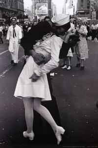 Kissing on VJ Day
