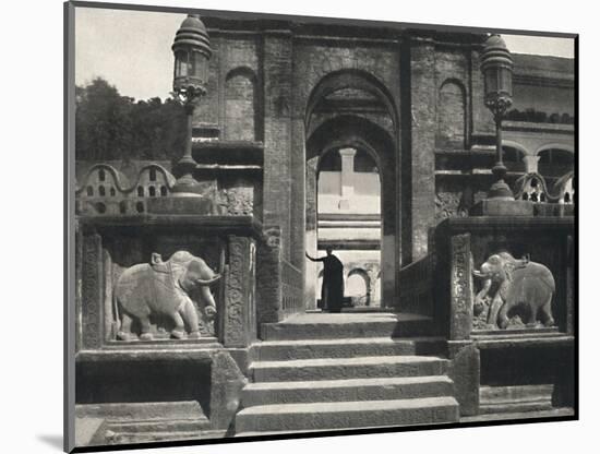 'Kloster im Tempeldes Heiligen Zahnes (Dalada Maligawa Vihara), Kandy', 1926-Unknown-Mounted Photographic Print