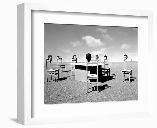 Konferenzen 9-Jaschi Klein-Framed Photographic Print