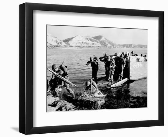 Korean War U.S. Land at Pohang-Associated Press-Framed Photographic Print