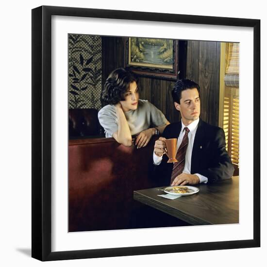 KYLE MacLACHLAN; SHERILYN FENN. "Twin Peaks" [1990], directed by DAVID LYNCH.-null-Framed Premium Photographic Print