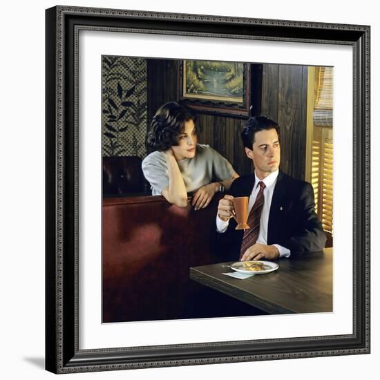 KYLE MacLACHLAN; SHERILYN FENN. "Twin Peaks" [1990], directed by DAVID LYNCH.-null-Framed Premium Photographic Print