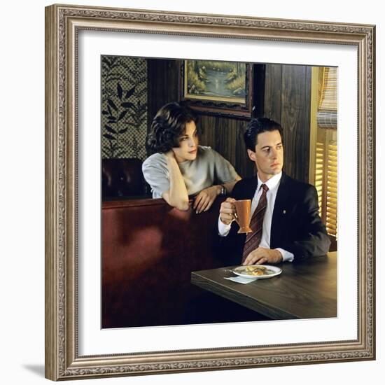 KYLE MacLACHLAN; SHERILYN FENN. "Twin Peaks" [1990], directed by DAVID LYNCH.-null-Framed Photographic Print