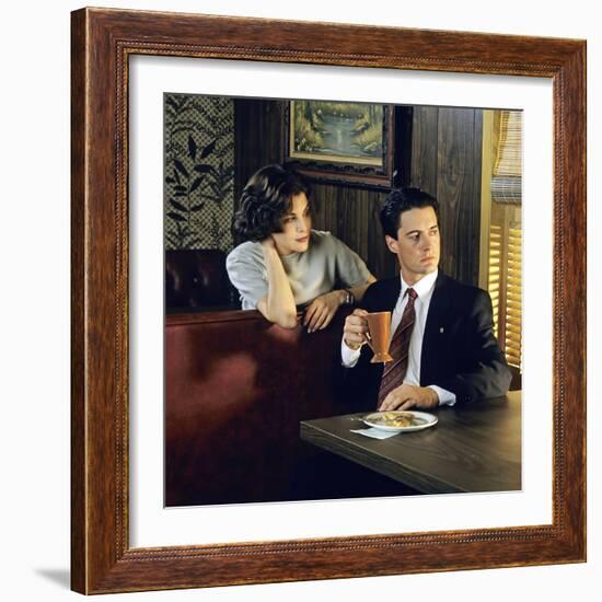 KYLE MacLACHLAN; SHERILYN FENN. "Twin Peaks" [1990], directed by DAVID LYNCH.-null-Framed Photographic Print