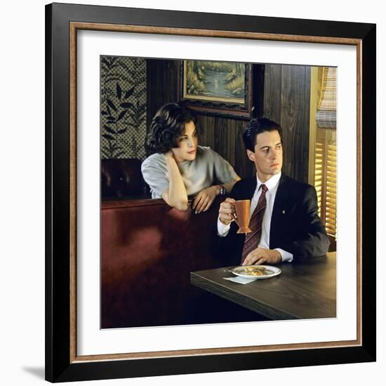 KYLE MacLACHLAN; SHERILYN FENN. "Twin Peaks" [1990], directed by DAVID LYNCH.-null-Framed Photographic Print