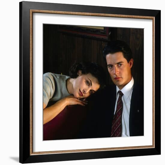 KYLE MacLACHLAN; SHERILYN FENN. "Twin Peaks" [1990], directed by DAVID LYNCH.-null-Framed Premium Photographic Print