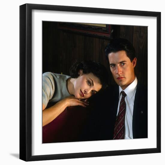 KYLE MacLACHLAN; SHERILYN FENN. "Twin Peaks" [1990], directed by DAVID LYNCH.-null-Framed Premium Photographic Print