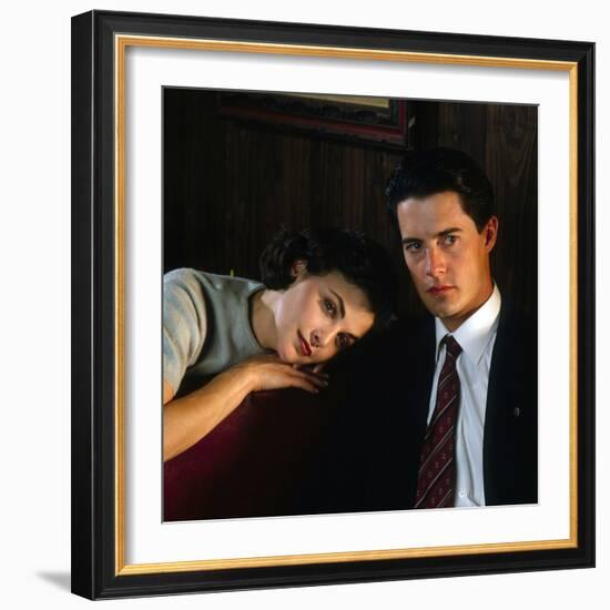 KYLE MacLACHLAN; SHERILYN FENN. "Twin Peaks" [1990], directed by DAVID LYNCH.-null-Framed Premium Photographic Print