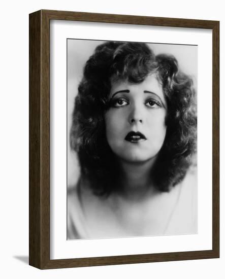 L'actrice americaine Clara Bow (1905- 1965) (b/w photo)-null-Framed Photo