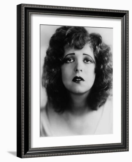 L'actrice americaine Clara Bow (1905- 1965) (b/w photo)-null-Framed Photo