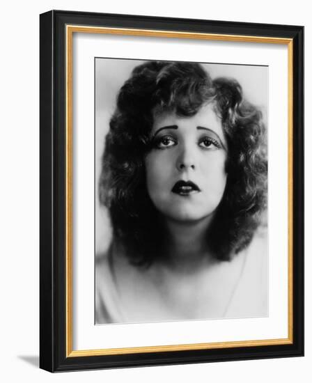 L'actrice americaine Clara Bow (1905- 1965) (b/w photo)-null-Framed Photo