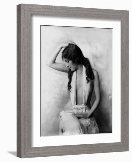 L'actrice americaine Gloria Swanson (1899 - 1983)-null-Framed Photo