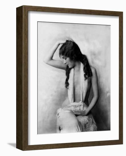 L'actrice americaine Gloria Swanson (1899 - 1983)-null-Framed Photo