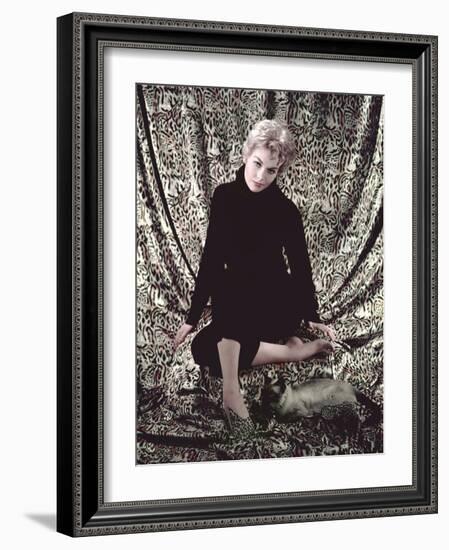 L'Adorable Voisine BELL BOOK AND CANDLE by RichardQuine with Kim Novak, 1958 (photo)-null-Framed Photo