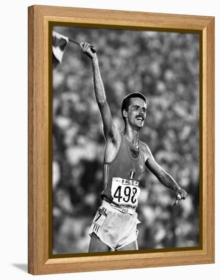 L'Athlete Italien Alberto Cova Vainqueur Du 10 000 M Aux Jeux Olympiques D'Ete De 1984-null-Framed Stretched Canvas