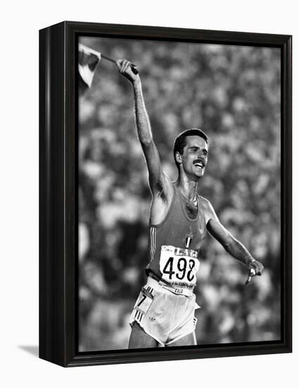 L'Athlete Italien Alberto Cova Vainqueur Du 10 000 M Aux Jeux Olympiques D'Ete De 1984-null-Framed Stretched Canvas