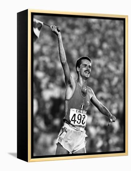 L'Athlete Italien Alberto Cova Vainqueur Du 10 000 M Aux Jeux Olympiques D'Ete De 1984-null-Framed Stretched Canvas