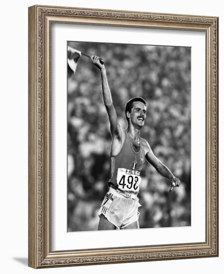 L'Athlete Italien Alberto Cova Vainqueur Du 10 000 M Aux Jeux Olympiques D'Ete De 1984-null-Framed Photo
