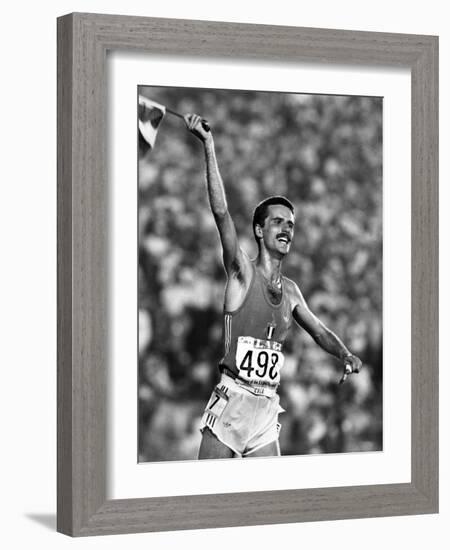 L'Athlete Italien Alberto Cova Vainqueur Du 10 000 M Aux Jeux Olympiques D'Ete De 1984-null-Framed Photo