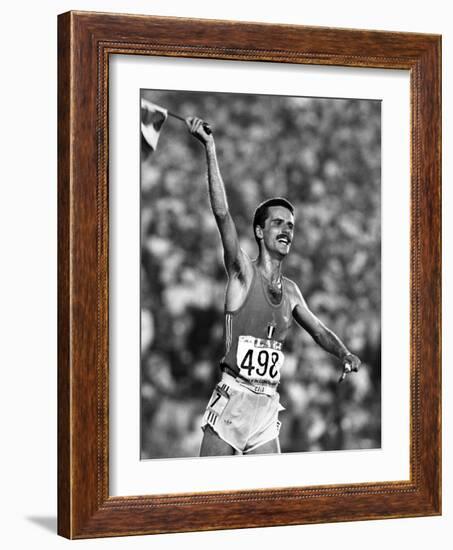 L'Athlete Italien Alberto Cova Vainqueur Du 10 000 M Aux Jeux Olympiques D'Ete De 1984-null-Framed Photo